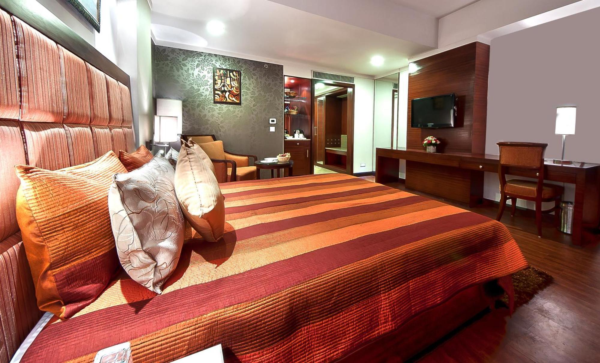 The Golden Plaza Hotel Pancskula Kültér fotó